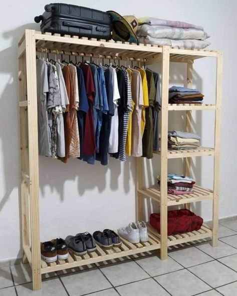 Pallets Wardrobe Ideas, Wardrop Ideas, Wood Closet Ideas, Simple Closet Ideas, Pallet Wardrobe, Closets Ideas, Pallet Closet, Wooden Pallet Crafts, Wood Closet