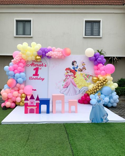 ✨ The Backdrop of our dreams ✨ ——— Beautiful,detailed luxurious and colorful This is what people mean by there’s class in simplicity And we are here for all the glamour What do you think? Decor by @partybydearkefty . #eventsinlagos #decoratorsaroundme #partybydearkefty #balloondecoratorsaroundme Stage Decoration Photos, African Maternity, Football Theme Birthday, Princess Decor, Bday Decor, Home Flower Decor, Birthday Decorations At Home, Princess Birthday Party Decorations, Princess Theme Birthday