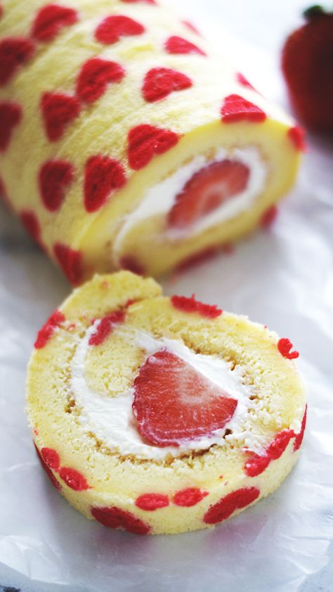 Strawberry Swiss Roll, Swiss Roll Cakes, Strawberry Roll Cake, Valentine Strawberries, Swiss Roll Cake, Cake Roll Recipes, Wedding Cake Recipe, Tiramisu Cake, Valentine Desserts