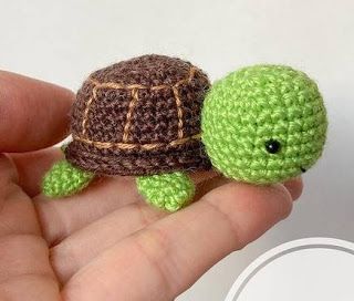 PATRONES AMIGURUMI GRATIS: PATRON GRATIS TORTUGA AMIGURUMI 44550 Crochet Turtle Pattern, Turtle Crochet, Mini Turtles, Tiny Turtle, Crochet Turtle, Turtle Pattern, Ornament Pattern, Turtle Design, Crochet Free