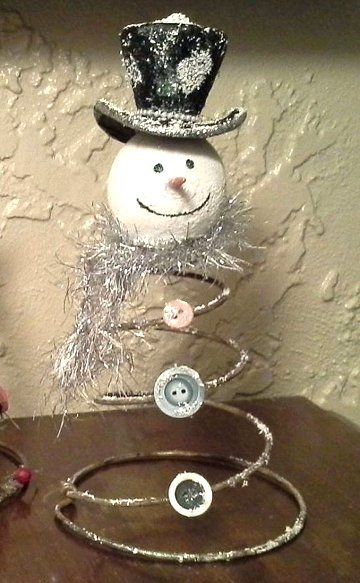 Bed Spring Crafts, Christmas Decor Diy Cheap, Bed Spring, Snow Men, Cheap Christmas Diy, Christmas Decorations Cheap, Spring Projects, Bed Springs, Cheap Christmas