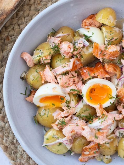 Lunch Ideas With Salmon, Breakfast Smoked Salmon, Smoked Salmon Breakfast Ideas, Salad With Salmon Recipes, Vegetarian Recipes Summer, Smoked Salmon Potato, Match Recipes, Wholefoods Recipes, Salmon And Potatoes