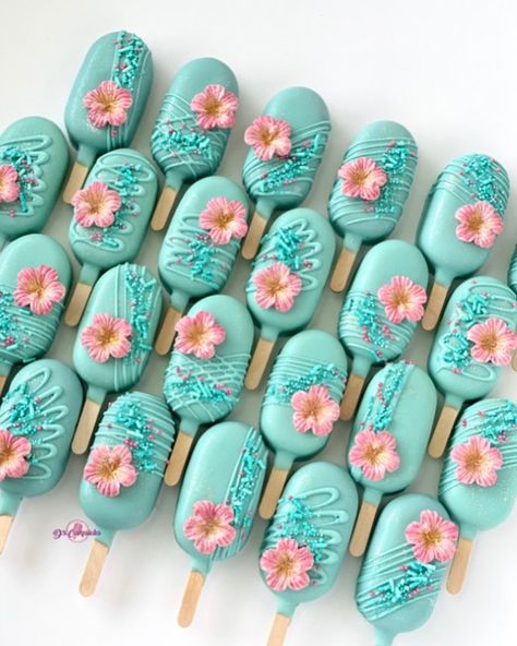 Moana Birthday Cake Pops, Moana Theme Treats, Lilo And Stitch Cakesicles, Moana Birthday Desserts, Hawaiian Cakesicles, Hawaiian Theme Treats, Moana Dessert Table Ideas, Moana Pretzel Sticks, Quince Cake Pops