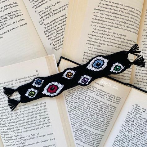 👀 Giving the side eye: the universal expression of skepticism, amusement, and everything in between! 😏 This lovely bookmark was made by @knot.in_time or becca13 on BB. 💙 Pattern #107176 was made by @itsmacme_bracelets or itsmacme on BB. If you like this we also have another awesome pattern for you #150837 which we love too. #SideEye #ExpressiveGlances #art #spooky #fun #bookmark #braceletbook #bracelet #crafts Brazilian Bracelet, Eyes Halloween, String Bracelet Patterns, Gold Bracelet Simple, Scary Ghost, Embroidery Bracelets, Friendship Bracelets Designs, Handmade Jewelry Bracelets, Side Eye