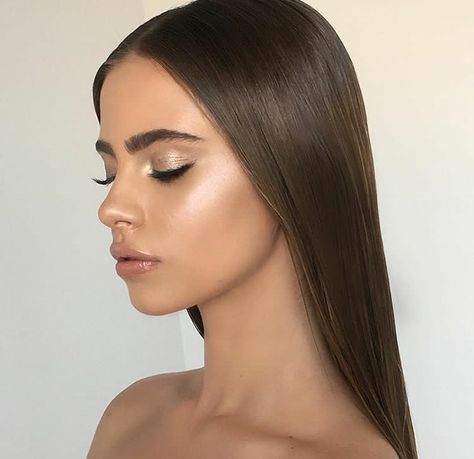 Insta- josecorella Model Side Profile, Profile Makeup, Slicked Back Hairstyles, Beauty Make-up, Braut Make-up, Slicked Back Hair, Glowy Makeup, Natural Eye Makeup, Up Halloween