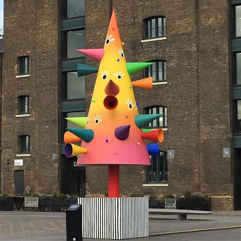 #speaking #christmastree #xmastree #granarysquare #kingscross #london London Christmas Instagram, Candy Land Christmas Sculptures & Statues, Christmas Pops, Window Display Design, Christmas Tree Art, London Christmas, Xmas Deco, New Year Decor, Installation Design