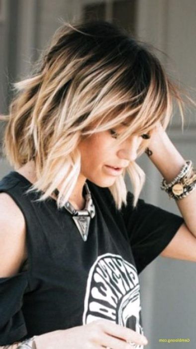 Cool Haircuts For Girls, Layered Haircuts For Women, Side Bangs Hairstyles, Over 60 Hairstyles, Beach Hairstyles For Long Hair, Medium Bob Hairstyles, Beach Hairstyles Medium, Modern Haircuts, Fall Hair Color For Brunettes