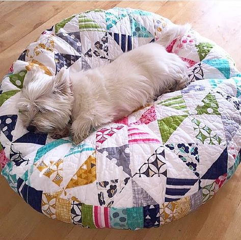 Scraps Sewing, Cat Quilt Block, Sewing Room Inspiration, Trendy Sewing Projects, Trendy Sewing Patterns, Sewing Projects Clothes, Dog Quilts, Dog Pillow Bed, Trendy Sewing