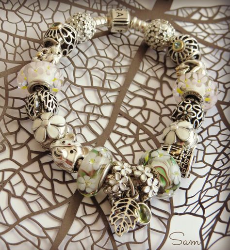 Pandora ~ Daisies ~ Pudsey ~ Vintage ~ Green ~ White Pandora Daisy, Vintage Designer Bags, Jewellery Inspiration, Pandora Bracelets, Vintage Designer, Designer Bags, Jewelry Inspiration, Bags Designer, Daisy