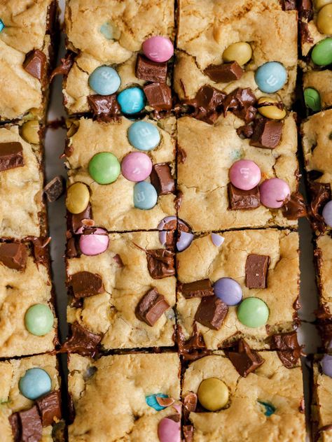 Easy Easter M&M Chocolate Chip Blondies - Cake Babe M M Blondies, Blondie Cake, Easter Deserts, Chocolate Chip Blondies, Cake Video, Creme Egg, Yellow Cake, Chocolate Eggs, Cake Videos