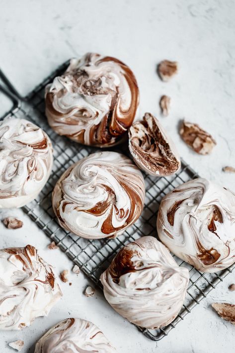 Linda Lomelino, Chocolate Meringue, Beautiful Food Photography, Chocolate Swirl, Food Photography Inspiration, Meringue Cookies, Gluten Free Chocolate, Pavlova, Beautiful Food