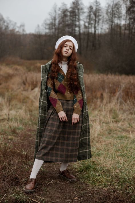 Scottish Outfit Women, Irish Fashion Women, Cottagecore Photoshoot, Scottish Women, Scottish Clothing, Simple Winter Outfits, Irish Style, Irish Fashion, Scottish Fashion