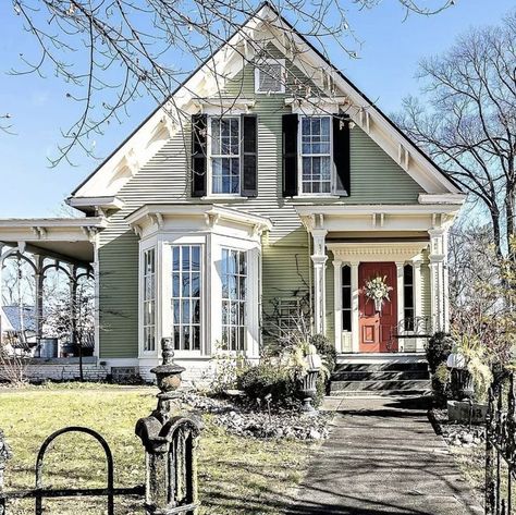 Early 1900s House Exteriors, Conneticut Homes Aesthetic, Old Vintage House Exterior, Conneticut Homes, Cottage Exterior Colors, Farmer House, Brindleton Bay, New England House, Pretty Homes