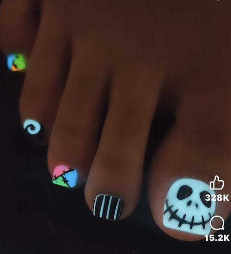 Ghost Toenails, Toe Nail Designs Halloween, Halloween Toes Designs, Halloween Toenail Ideas, Black Halloween Pedicure, Halloween Toe Designs, Spooky Pedicure, Holloween Nails Toes, Spooky Toe Nails