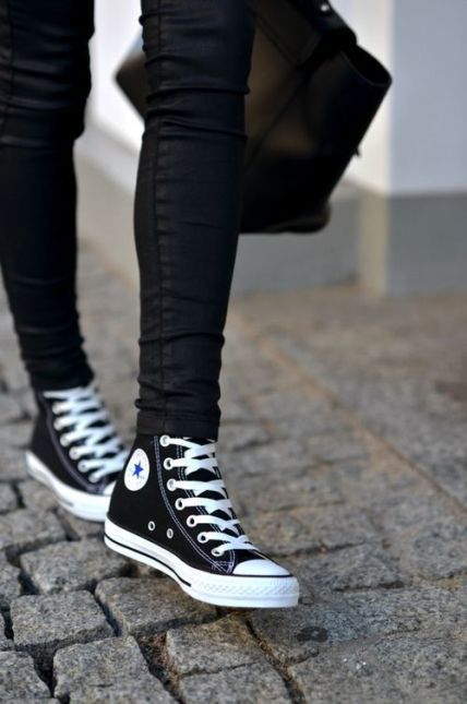 5 Pairs Of Sneakers You Need That Aren’t Adidas Superstars - Society19 Converse High Black, Zapatillas All Star, How To Wear Converse, Outfit Converse, Converse Style Women, Converse Outfits, Sneaker Outfits, Basket Style, Converse Style