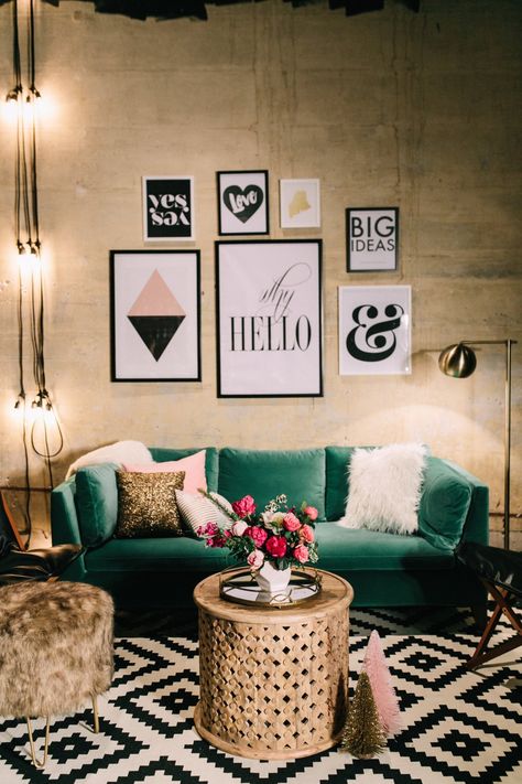 Green Living Room Boho, Living Room With Green Couch, Fluffy Stool, Green Couch Living Room, Velvet Sofa Living Room, Green Sofa Living Room, Picture Green, Modern Rustic Living Room, Pink Cushion