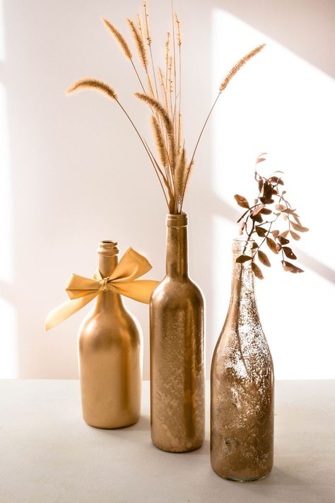 Comment recycler une bouteille de vin en vase ? – DIY décoration de table – Madamcadamia Vase Diy Ideas, Diy Flower Vase, Table Photography, Vase Diy, Decorative Bottles, Living Space Decor, Wedding Bottles, Diy Bottle Crafts, Diy Cans