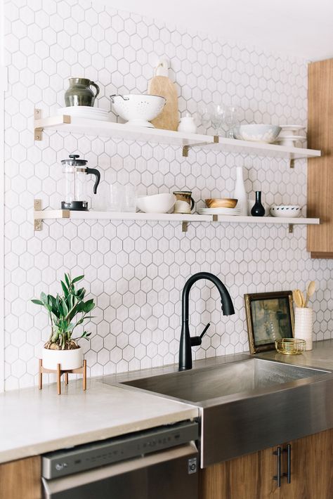 Hexagonal Tiles, Beautiful White Kitchens, Modern Kitchen Backsplash, Серая Кухня, White Kitchen Backsplash, Kitchen Backsplash Ideas, Bohemian Kitchen, Kitchen Backsplash Designs, Backsplash Designs