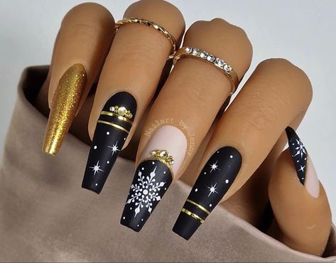 Black And Gold Christmas Nail Designs, Black And Gold Winter Nails, Gold And Black Christmas Nails, Black Gold Christmas Nails, Black And Gold Holiday Nails, Black Winter Nails Designs, Black And Gold Christmas Nails, Black New Years Nails, Gold Winter Nails