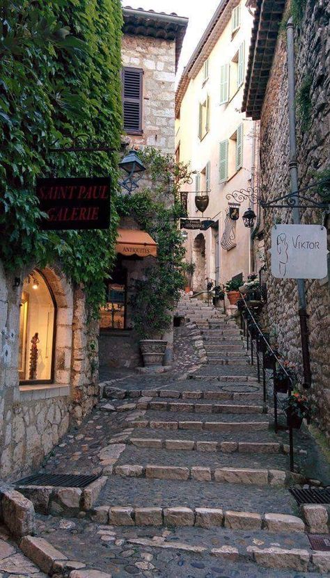 St Paul de Vence Italy Aesthetic, Chateau France, Medieval Town, French Riviera, Pretty Places, France Travel, Places Around The World, Travel Aesthetic, Larp