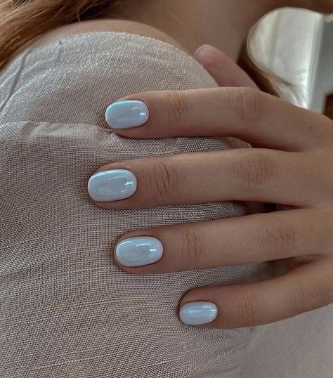 Job Interview Nails Color, Oval Gel Nails Designs, Chrome Nails Designs Blue, Blue Nails Shellac, Spain Nails Ideas, Pale Blue Chrome Nails, Blue Chrome Nails Short, Round Nails Short, Blue Chrome Nails