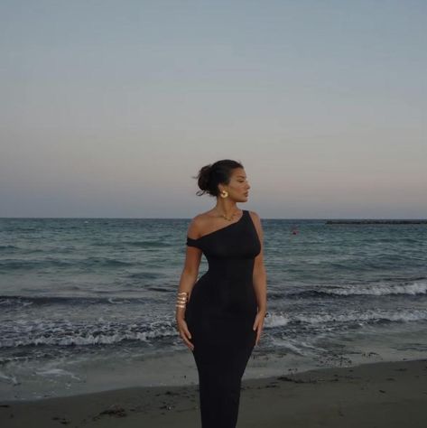 Beach In Dress Poses, Pose Reference Photo Female Dress, Dress Pics Ideas, How To Pose For Pictures In A Dress, Candid Holiday Photos, Spanish Holiday Outfits, Dominican Republic Photo Ideas, Resort Instagram Pictures, Poses With A Dress