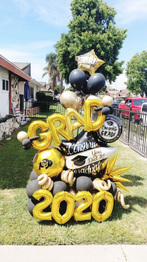 Graduation Bouquet Balloons, Graduation Balloon Decorations Outside, Graduation Balloon Arrangement, Graduation Balloon Bouquet Ideas, Balloon Bouquet Graduation, Balloon Graduation Decorations, Graduation Arrangements, Graduation Balloon Bouquets, Grad Balloon Bouquet