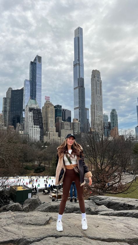 NY fashion #nyc #nycfashion #fashion #winterfashionoutfits New York Winter Photo Ideas, New York Autumn Outfit, The Edge New York, Outfits For New York, New York Instagram Pictures, New York Outfits Spring, Nyc January, New York Trip Planning, Holiday Outfits Winter