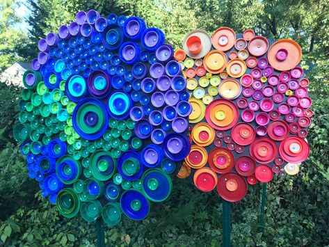 Recycled Crafts For Garden, Plastic Yard Art, Junk Yard Art, Community Art Projects Outdoor, Solo Cup Fence Art, Diy Yard Art Crafts, Art Garden, Yard Decorations Diy, Garden Art Diy Easy