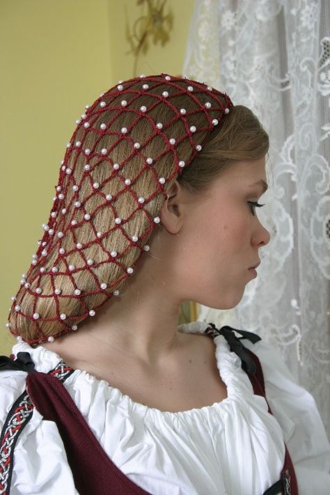 Hair Net Hairstyles, Snood Pattern, Pola Topi, Hair Snood, Medieval Hairstyles, Pearl Beading, Beading Netting, Beaded Hair, Hair Nets