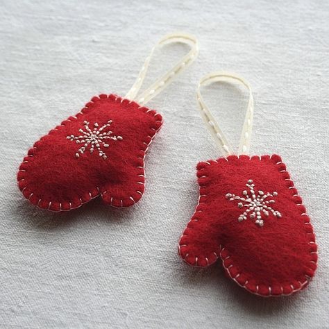 Rustic Felt Christmas Ornaments Diy, Mitten Decorations, Diy Felt Christmas Ornaments, Handmade Felt Ornament, Chirstmas Decor, Felt Crafts Christmas, Felt Crafts Diy, Christmas Felt, Felt Christmas Decorations