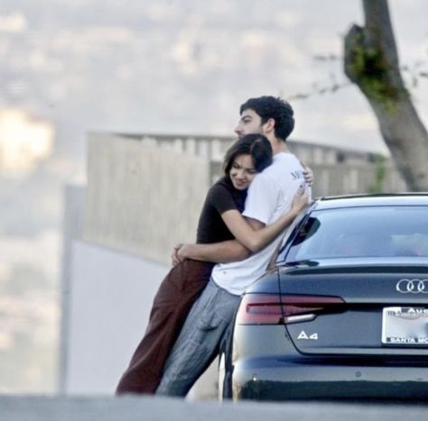 They are officially dating!! The couple was photographed in LA over the weekend holding onto each other as they leaned on an Audi. Olivia Adams, Energy Pictures, Boyfriend Kissing, Louis Partridge, Paparazzi Photos, Old Singers, Partridge, Kissing Him, Celebrity Art