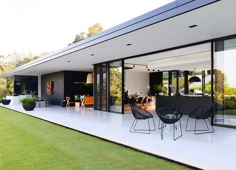 sarahwallerarchitectureWith these clean lines hoping The Glasshouse will be timeless ? ##sarahwallerdesign #sarahwallerbuilding #sarahwallerarchitecture @villastyling #doonan #glasshouse #monochrome #timeless #midcenturymodern Big Windows Living Room, Flat Roof Extension, Houses Exterior, Flat Roof House, Courtyard Design, Casa Country, House Extension Design, Lounge Ideas, Modern Exterior House Designs