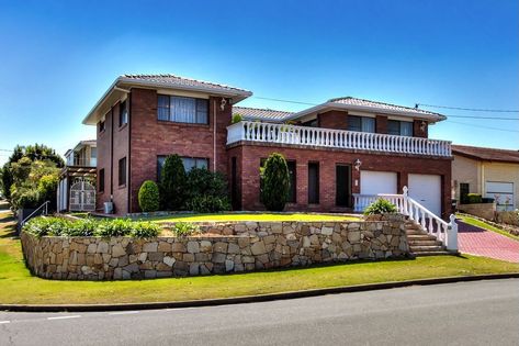 Before & after: 1980’s Italian mansion extreme makeover - The Interiors Addict Bad Perm, Italian Mansion, Brick House Exterior, White Pillars, 80s Beach, Renovation Exterior, Beach House Renovation, 80s House, 80s Home