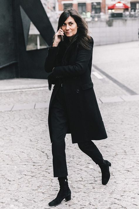 13 Cool Ways to Wear Cropped Pants With Booties | Who What Wear Emmanuelle Alt Style, Ankle Boots With Jeans, How To Wear Ankle Boots, Boots Outfit Ankle, Emmanuelle Alt, Minimal Street Style, Woman In Black, Trouser Outfit, Street Style 2017