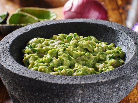 Mash an avocado using either a fork or a potato masher. A fork will leave your avocado meat chunkier, while a potato masher will give it a smoother consistency. Avocado Uses, Avocado Pizza, Avocado Recipes Easy, Spicy Guacamole, Best Guacamole, Creamy Avocado Sauce, Guacamole Dip, Avocado Chocolate Mousse, Fresh Guacamole