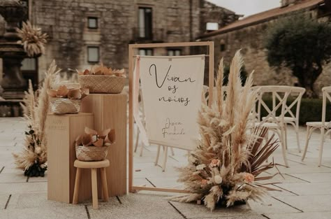 Matrimonio Pampas, Boho Theme Decor, Raya Deco, Welcome Stand, Boho Terracotta Wedding, Small Stage, Welcome Signage, Rusting Wedding, Boho Wedding Theme