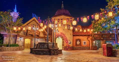 Rapunzel Courtyard Disney World Aesthetic, Disney Worlds, Disney Parque, Rapunzel Disney, Disney Photo Ideas, Tema Disney, Disney World Pictures, Disney World Magic Kingdom, Disney World Florida