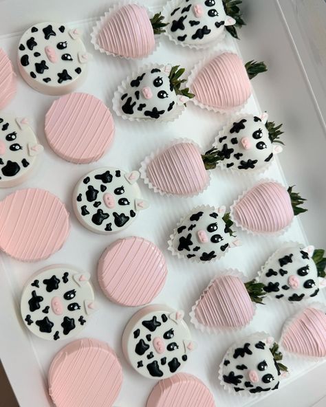 #cowbabyshower en Instagram | Hashtags Baby Showe Ideas, Cowgirl Birthday Cakes, Barn Birthday Party, Strawberry Ideas, Baby First Birthday Themes, Rodeo Birthday Parties, Barbie Party Decorations, Cowgirl Baby Showers, Cow Baby Showers