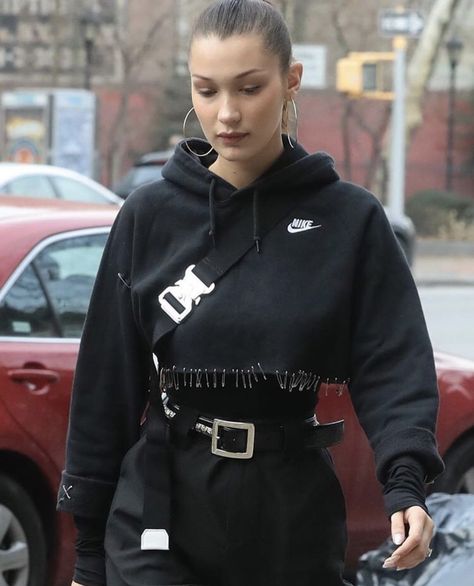 http://yvng-city.tumblr.com/post/182162864715 Bella Hadid Style, Hadid Style, Safety Pins, Black Women Fashion, Mode Inspo, Fashion Mode, Bella Hadid, Grunge Fashion, Seat Belt