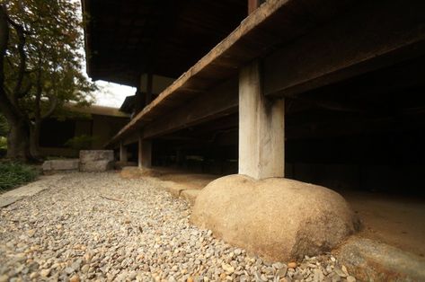 Japanese Timber Frame, Post Beam House, Building Details, Stone Cabin, Homestead House, Building Foundation, Joinery Design, Japanese Woodworking, Japan Garden