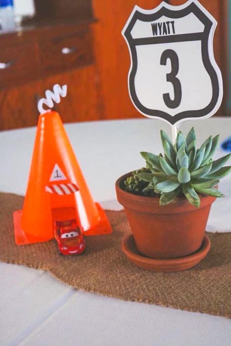 Lightning Mcqueen Birthday Party Ideas Decoration, Cars Centerpiece Ideas, Lightning Mcqueen Birthday Party Ideas, Cars Party Ideas, Disney Cars Theme, Pixar Cars Birthday, Desert Backdrop, Party Signage, Cars Birthday Party Decorations