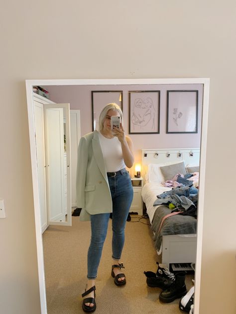 Jeans And Sandals Outfit Casual Work, Chunky Sandals Outfit Jeans, Business Casual With Sandals, Chunky Heeled Sandals Outfit, Mint And Black Outfit, Chunky Heel Sandals Outfit, Chunky Black Sandals Outfit, Black Chunky Sandals Outfit, Chunky Sandals Outfit Street Style