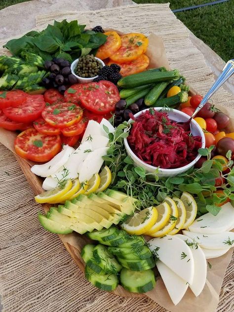 Veggie Plate, Soya Mumu, Vegetable Platter, Party Food Platters, Clean Food Crush, Charcuterie Recipes, Veggie Tray, Summer Vegetable, Food Platters