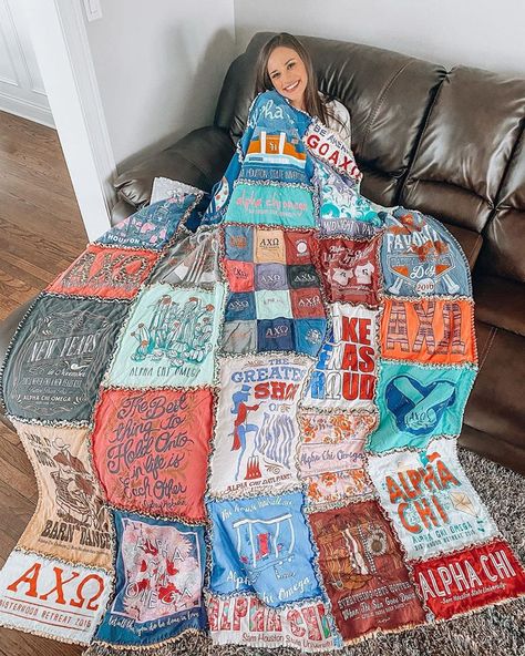 Tshirt Quilts Ideas Layout, Tshirt Quilt Diy, Rag Blanket, Tshirt Quilt Pattern, Quilt Diy, Recycle Old Clothes, No Sew Fleece Blanket, Diy Summer Crafts, Memory Blanket