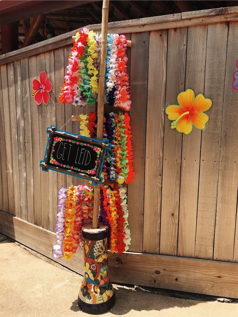 Cute Pool Party Decorations, 30th Birthday Hawaiian Theme, Hawaiian Themed 21st Birthday, Backyard Luau Party Ideas Diy, Hawaii Prom Theme, Hula Party Ideas, Hawaiian Theme Party Decorations Outdoor, Tropical Hoco Theme, 18th Summer Birthday Party Ideas