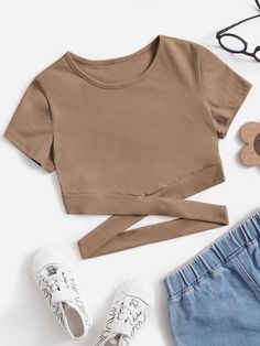 everyone Cute Crop Tops Aesthetic, Korean Tops Outfits, Shein Tops Shirts, Tops For Teenage Girl, Croptop Aesthetic Outfit, Solid Crop Top, Crop Top Aesthetic, Girls T Shirts, Girls Crop Tops