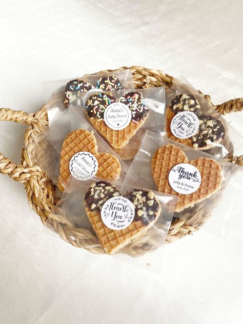 Baby Shower Favors, Yummy Party Favors, Bridal Shower Edible Favors, Stroopwafel Favor, Cookie Party https://www.etsy.com/listing/1455290543/edible-wedding-favors-gourmet-baby?click_key=bef8fa3efbb47f9e45f110727e784a44df776622%3A1455290543&click_sum=f35868d7&ref=shop_home_active_1&pro=1&frs=1&sts=1 Wedding Food Favors, Soft Pretzel Wedding Favors, Bridal Shower Macaron Favors, Pretzel Rod Wedding Favors, Wax Melt Wedding Favours Ideas, Wax Melt Wedding Favours, Edible Baby Shower Favors, Edible Favors, Bride Shower