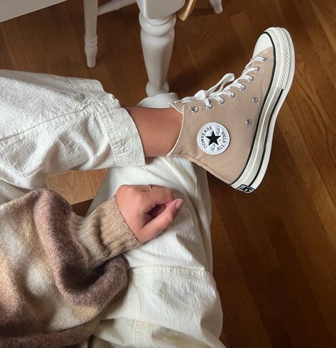 Beige Converse Outfit, Light Brown Converse, Brown Converse Outfit, Converse Outfit Aesthetic, Tan Converse, Converse Shoes Outfit, Beige Converse, Platform Converse Outfit, Colored Converse