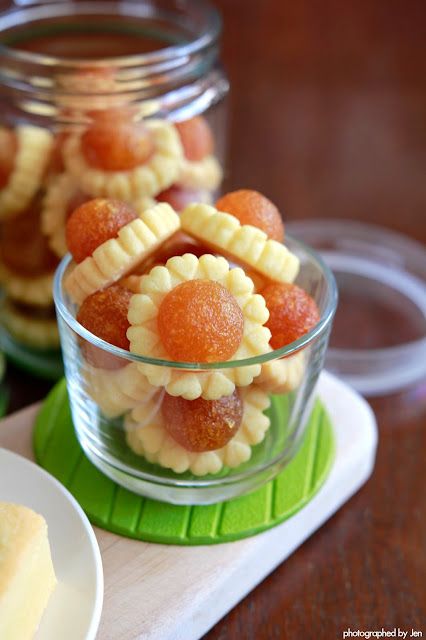 In Cookie Haven: Pineapple Tarts That Melts In Your Mouth Raya Cookies, Cny Cookies, Pineapple Tarts, Pineapple Cookies, Resepi Biskut, Baking Treats, Malay Food, Pineapple Tart, Jam Tarts